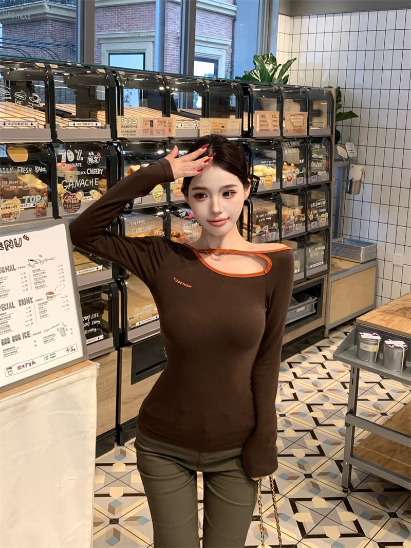 실사 정가 홀로우 아웃 비스듬한 어깨 레트로 핫걸 배색 긴팔 티셔츠 불규칙 디자인 센스 몸매 가꾸기 슬림해 보이는 맨위 상세 이미지 2