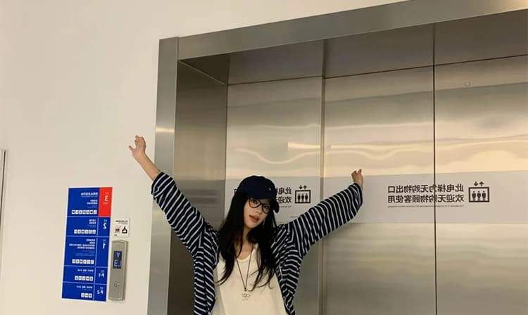 지금 이른 봄 새로운 임산부 느긋한 바람 스트라이프 오픈 가디건 조끼 반신 스커트 세 조각 여성 세트 상세 이미지 19