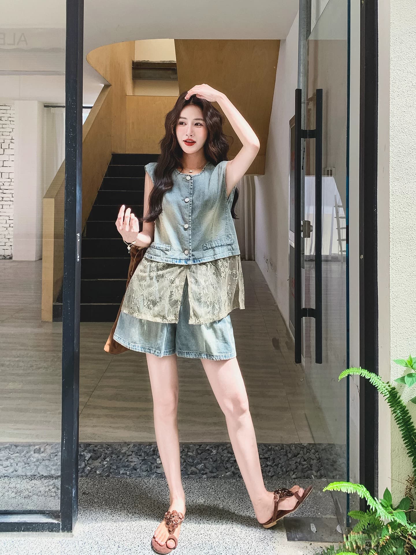 레이스 조각 분위기 센스 얇은 스타일 데님 베스트 세트 여성 여름 2026 새로운 작은 키 반바지 투피스 세트 이미지 2