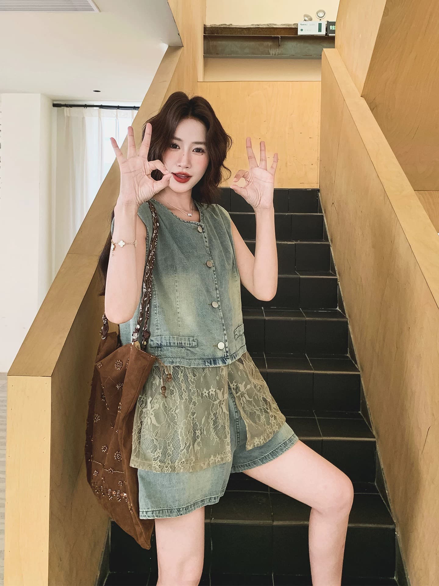 레이스 조각 분위기 센스 얇은 스타일 데님 베스트 세트 여성 여름 2026 새로운 작은 키 반바지 투피스 세트 이미지 3