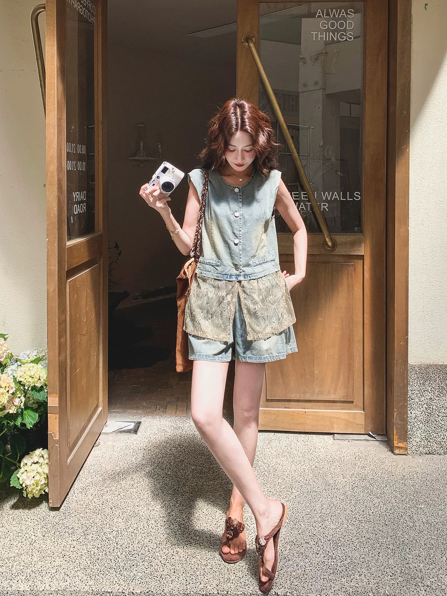 레이스 조각 분위기 센스 얇은 스타일 데님 베스트 세트 여성 여름 2026 새로운 작은 키 반바지 투피스 세트 이미지 4