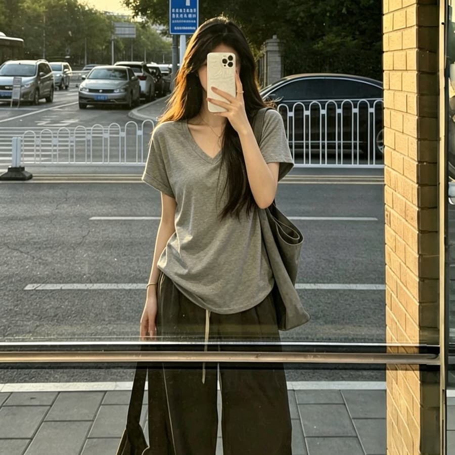 빅 사이즈 어깨 V넥 단색 반팔 티셔츠 여성 여름 한국 스타일 루즈핏 슬림해 보이는 반소매 맨위 미니멀리즘 다용도 셔츠 이미지 4