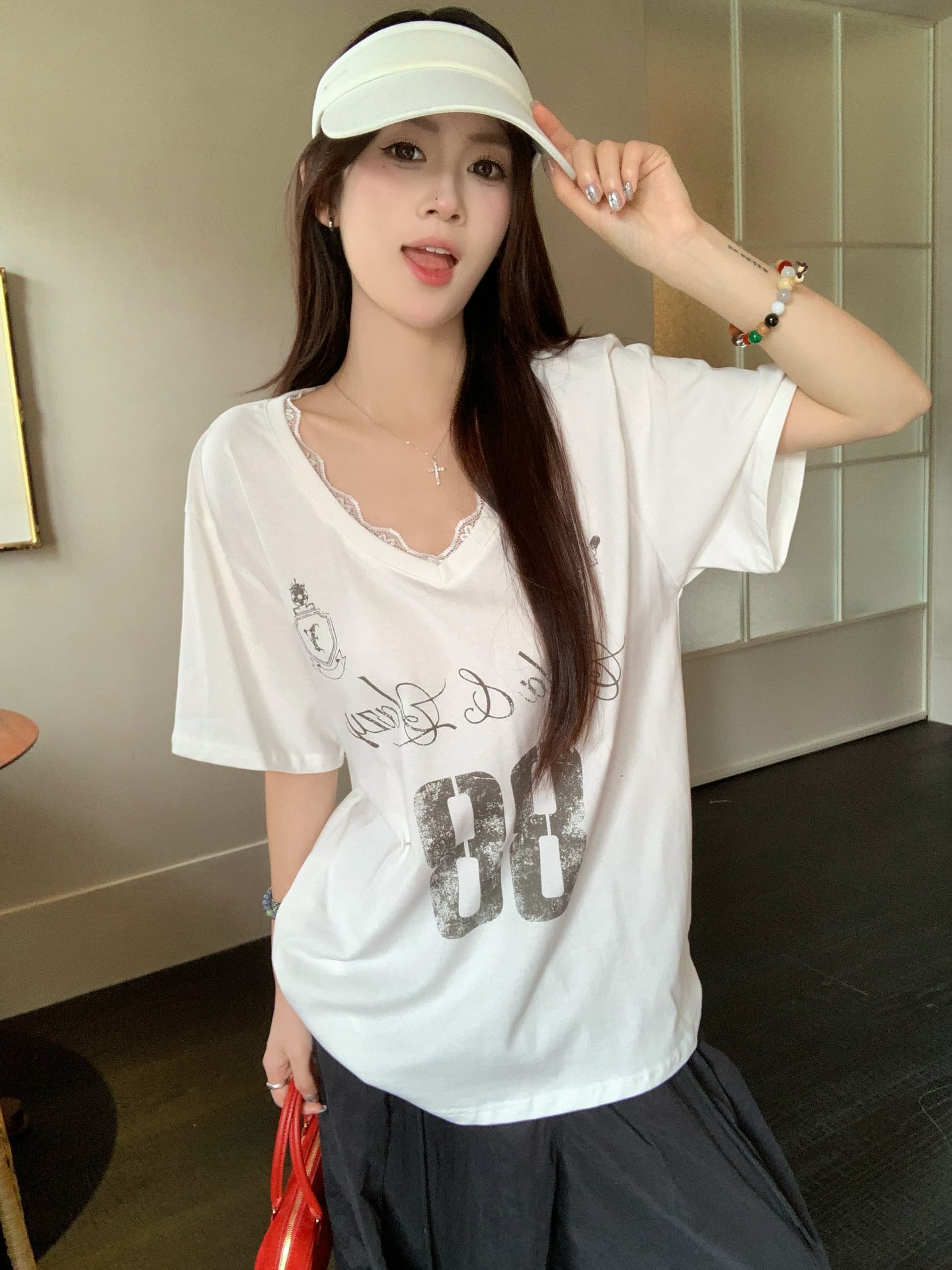 빅 사이즈 화이트 레이스 반팔 티셔츠 여성 2026 여름 새로운 달콤한 매운맛 디자인 센스 긍정적 인 어깨 V넥 프린트 맨위 상세 이미지 1