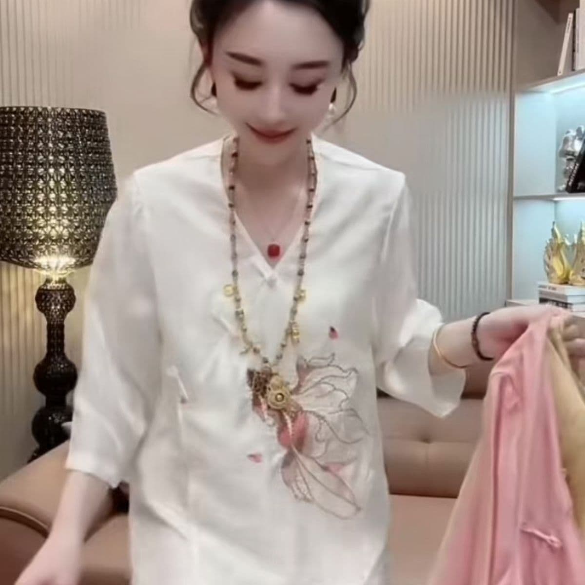 레트로 새로운 중식 자수 V넥 여성 셔츠 여름 루즈핏 국풍 젠 단추 비스듬한 襟 빅 사이즈 차 서비스 맨위 여성 상세 이미지 7