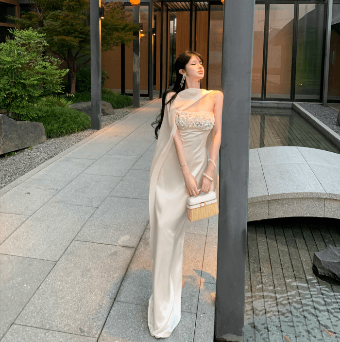 실사 깃발 잔치 화이트 튜브탑 여성 드레스 몸매 가꾸기 슬림해 보이는 숄 스팽글 명문 여성 예복 롱 스커트 이미지 4