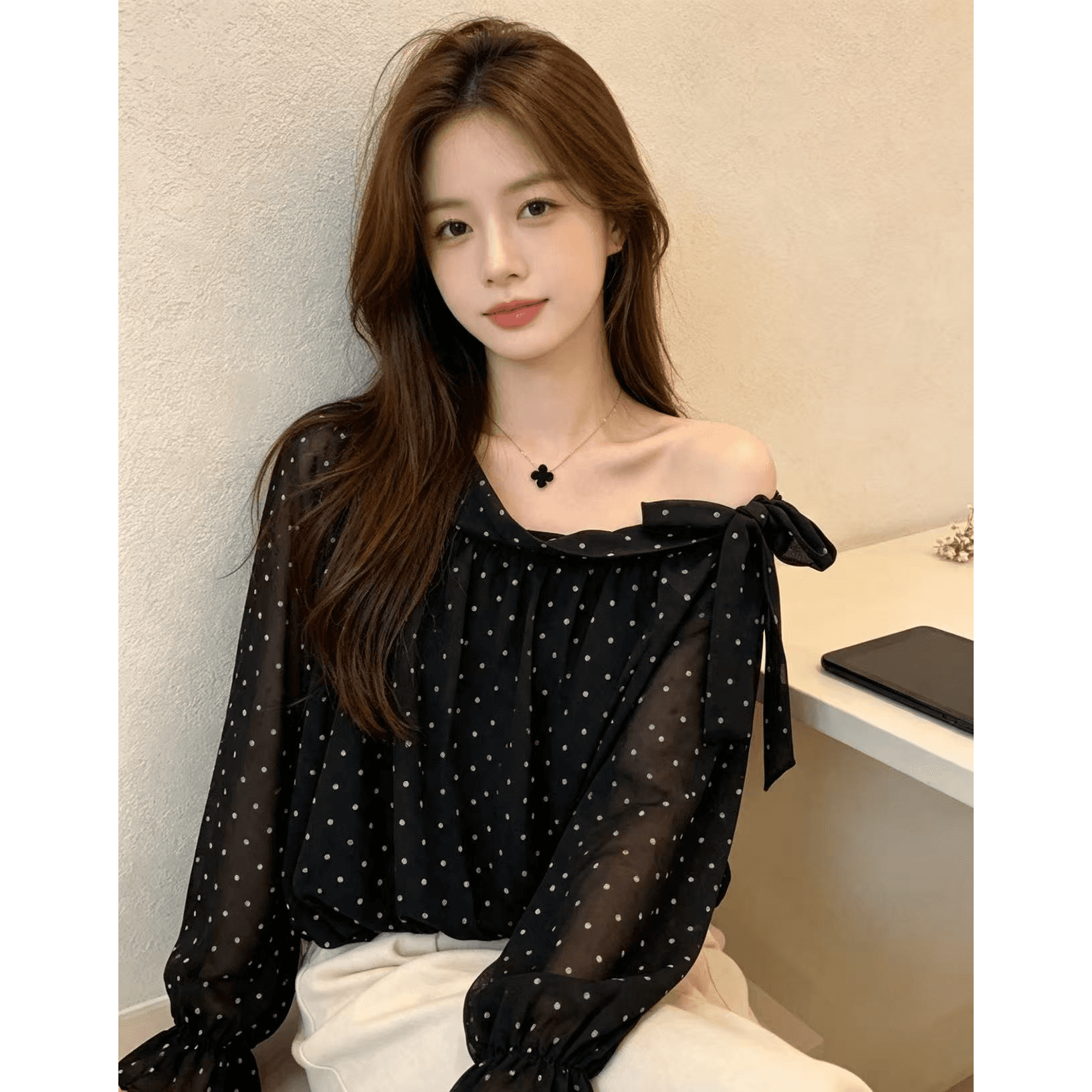 실사 지금 새로운 프랑스식 달콤함 도트 무늬 긴팔 여성 셔츠 나비 매듭 비스듬한 어깨 꽃밭 작은 셔츠 이미지 5