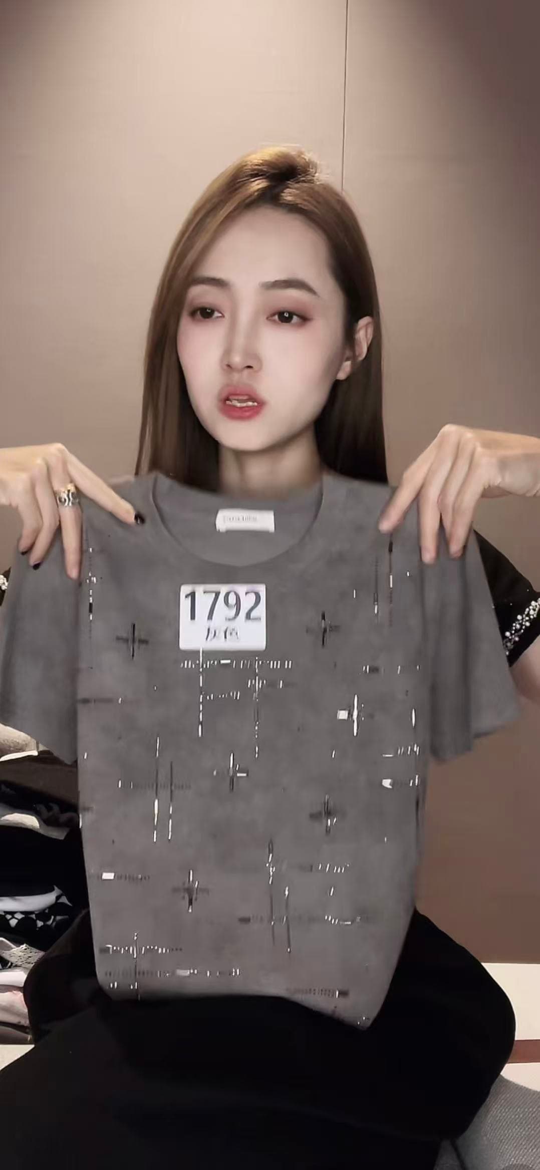 고급 센스 홀치기 염색 핫픽스 반팔 티셔츠 여성 2026 년 여름 새로운 패션 한국 스타일 긍정적 인 어깨 의류 트렌디 상세 이미지 2