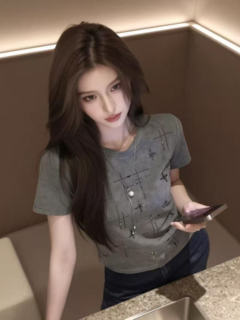 고급 센스 홀치기 염색 핫픽스 반팔 티셔츠 여성 2026 년 여름 새로운 패션 한국 스타일 긍정적 인 어깨 의류 트렌디 이미지 3