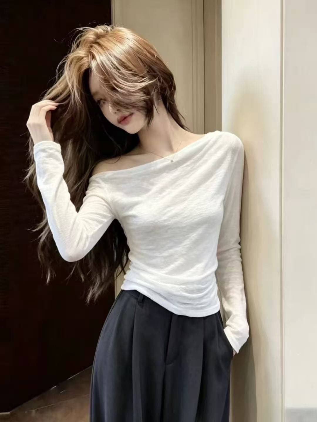 고유 한 아름다운 화이트 비스듬한 칼라 긴팔 티셔츠 여성 여름 얇은 스타일 자외선 차단 블라우스 몸매 가꾸기 슬림해 보이는 다용도 ins 맨위 이미지 2