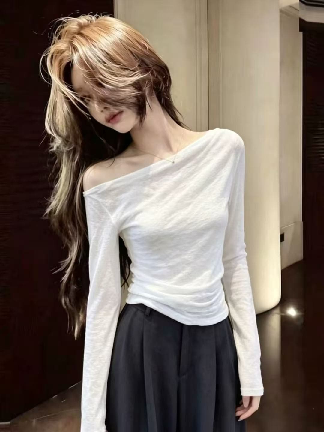 고유 한 아름다운 화이트 비스듬한 칼라 긴팔 티셔츠 여성 여름 얇은 스타일 자외선 차단 블라우스 몸매 가꾸기 슬림해 보이는 다용도 ins 맨위 상세 이미지 1