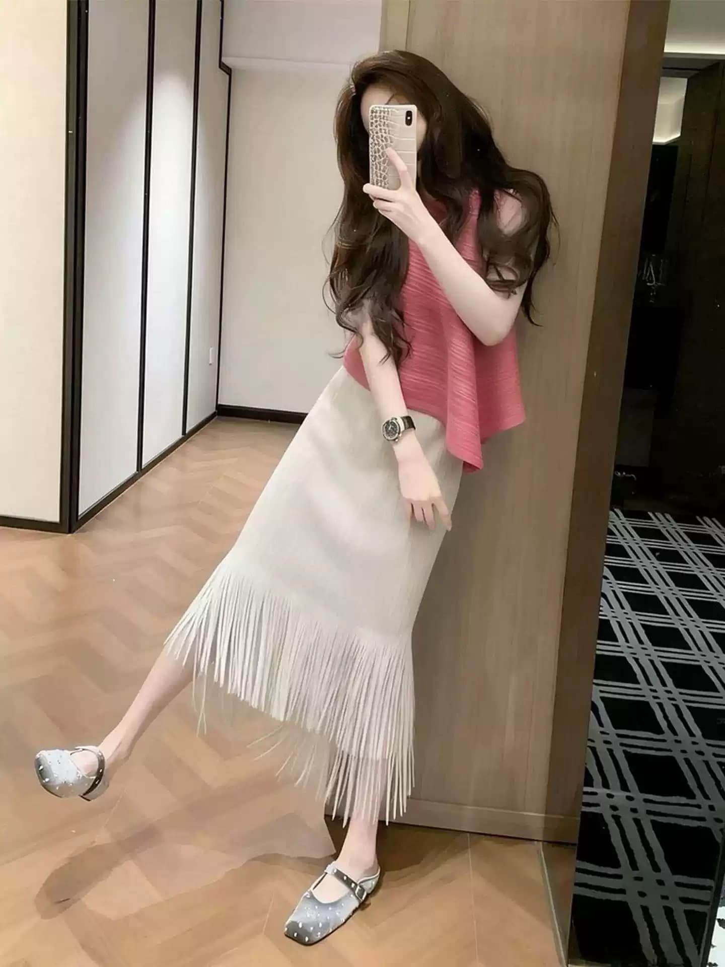 디자인 센스 고급 불규칙 라운드 넥 주름 맨위 여성 몸매 가꾸기 슬림해 보이는 중간 길이 술 반신 스커트 투피스 세트 이미지 4