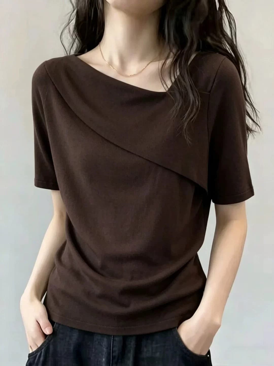 디자인 센스 작은 대중 불규칙 비스듬한 칼라 얇은 스타일 니트 반팔 티셔츠 여성 여름 고유 한 Chic 루즈핏 슬림해 보이는 맨위 이미지 2