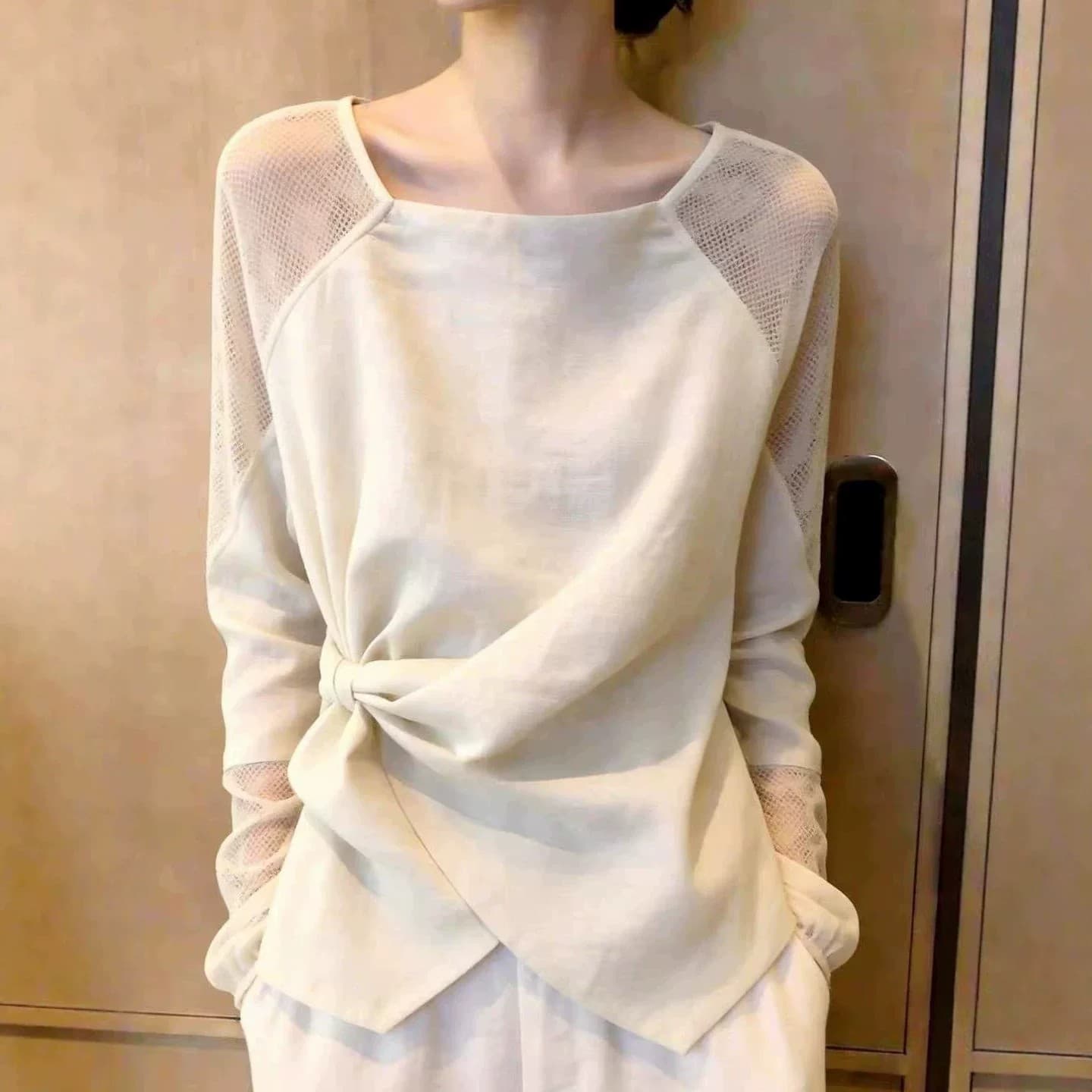 2026 가을 품격 살구 색상 맨위 허리 수축 몸매 가꾸기 슬림해 보이는 고급 센스 망사 패치워크 다용도 긴팔 여성 셔츠 이미지 4