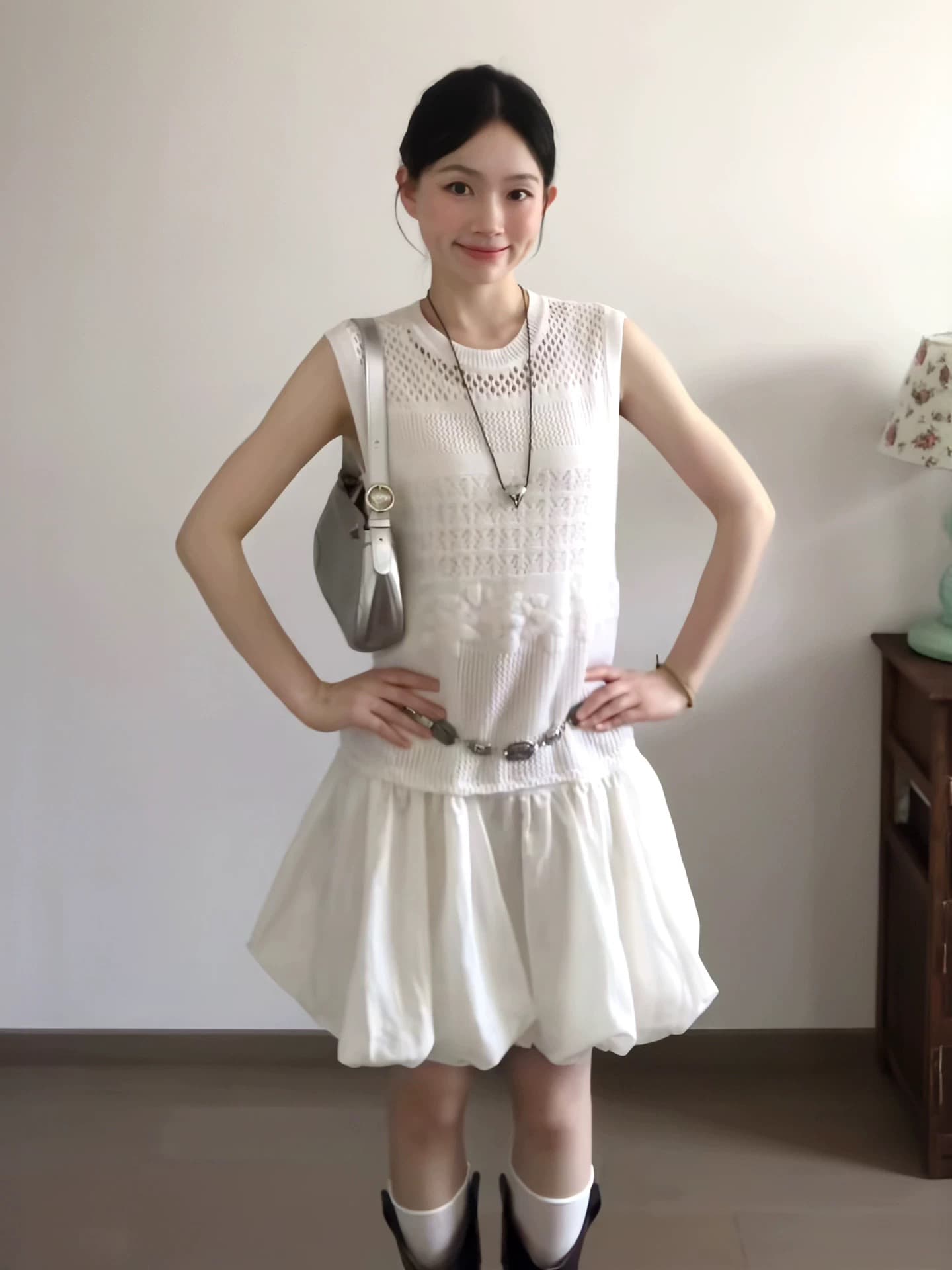 숙녀 바람 화이트 홀로우 아웃 민소매 조끼 품격 달콤함 꽃밭 치마 세트 여성 여름 절묘한 슬림해 보이는 3종 세트 이미지 3