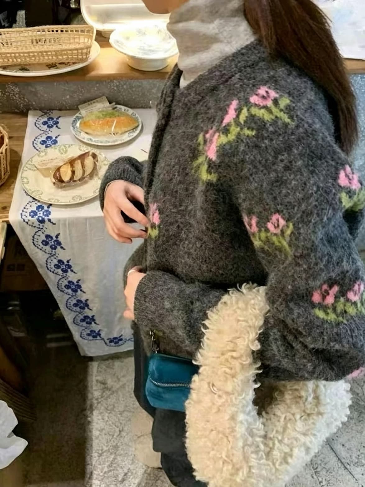 센 부서 꽃 자수 스웨터 여자 2026 가을 겨울 한 부서 라운드 넥 오픈 가디건 루즈핏 다용도 슬림해 보이는 니트 스웨터 재킷 상세 이미지 5