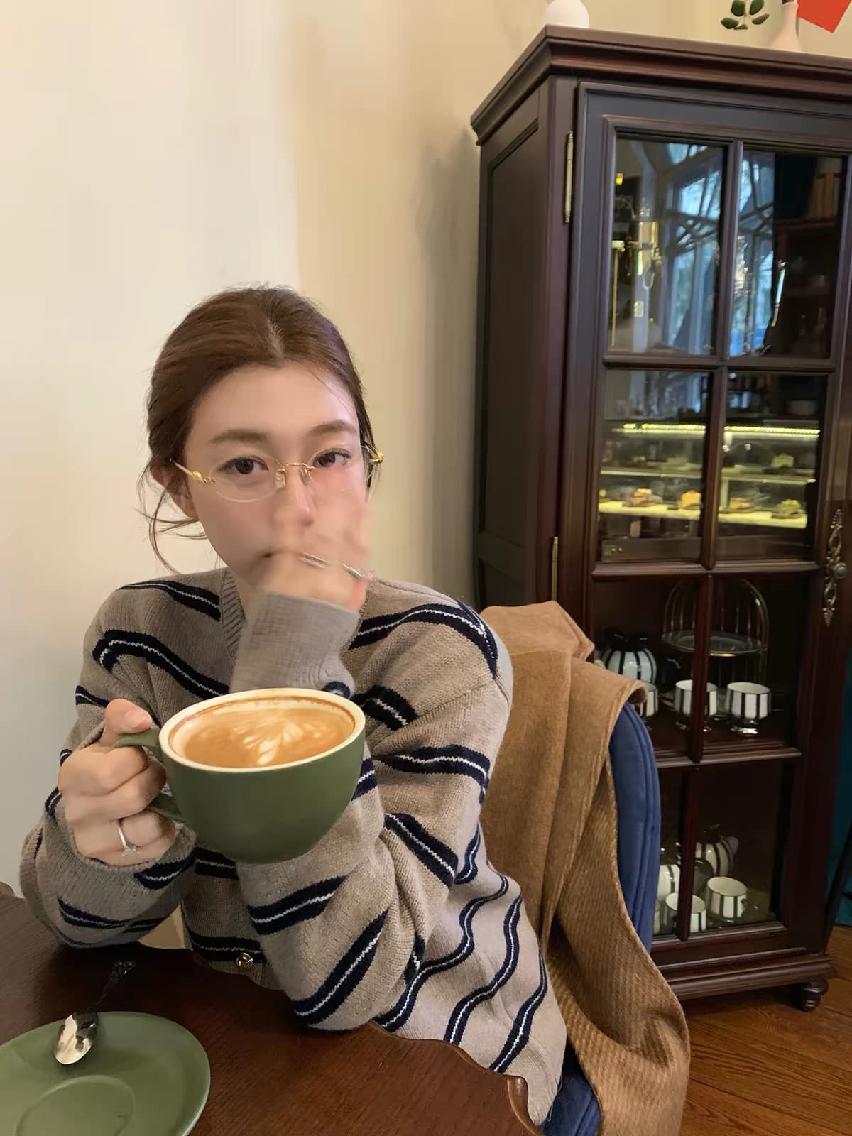 2026 아메리칸 레트로 가을 겨울 새로운 루즈핏 캐주얼 두꺼운 스트라이프 큰 머리카락 외투 슬림해 보이는 니트 오픈 가디건 여성 상세 이미지 2