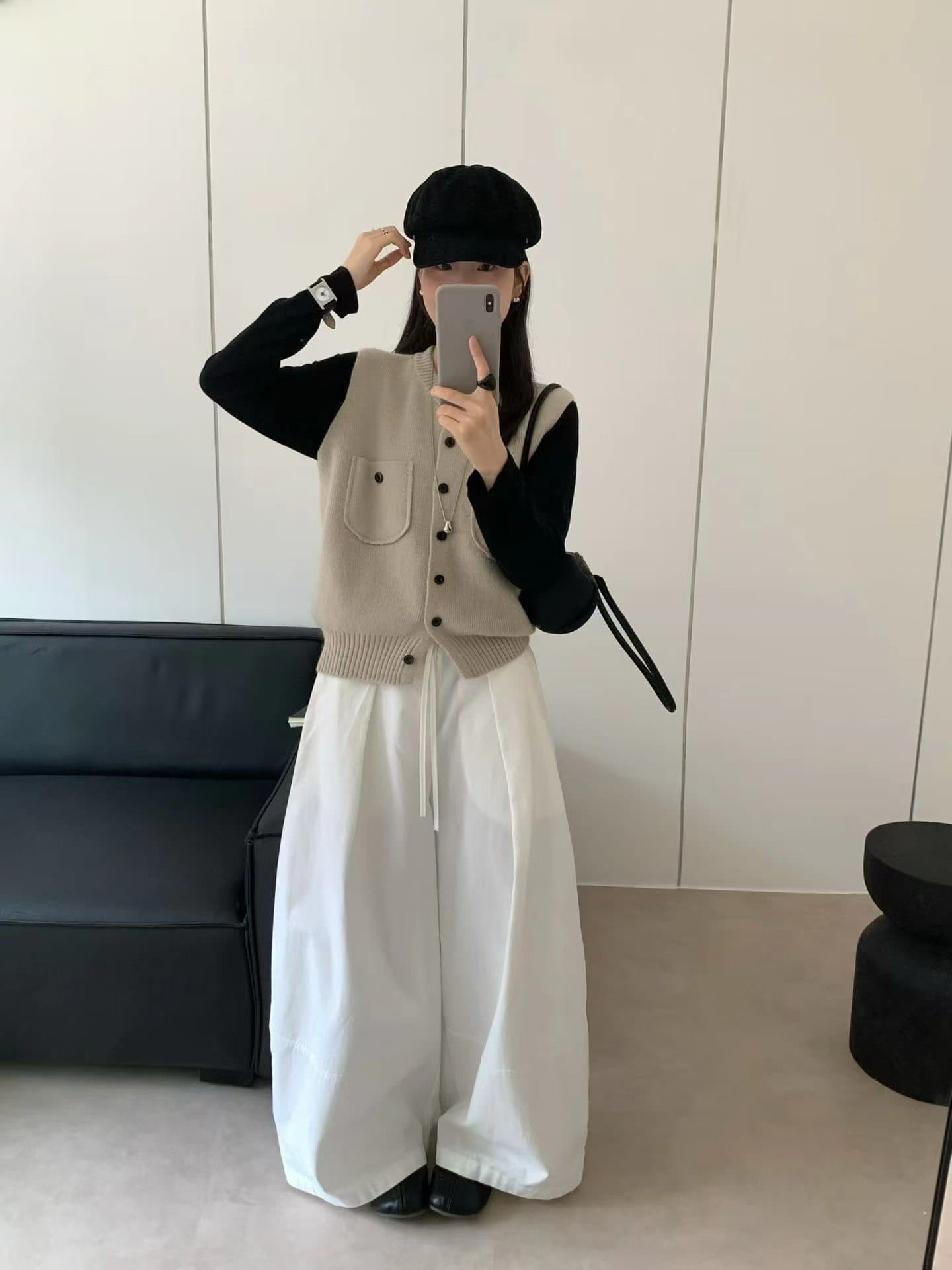 2026 새로운 미니멀리즘 다용도 회색 니트 조끼 여자 싱글 줄 버튼 라운드 넥 한 부서 민소매 오픈 가디건 쇼트 스타일 어깨 상세 이미지 2