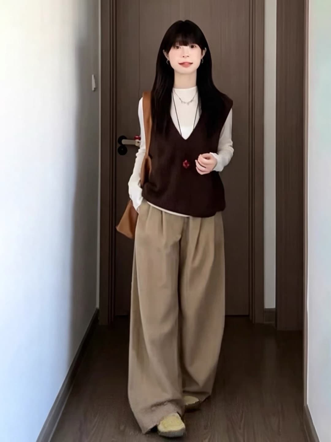 한 부서 깊은 커피 색상 V넥 베스트 조끼 여성 가을 겨울 새로운 스택 착용 민소매 니트 스웨터 몸매 가꾸기 슬림해 보이는 3종 세트 상세 이미지 2