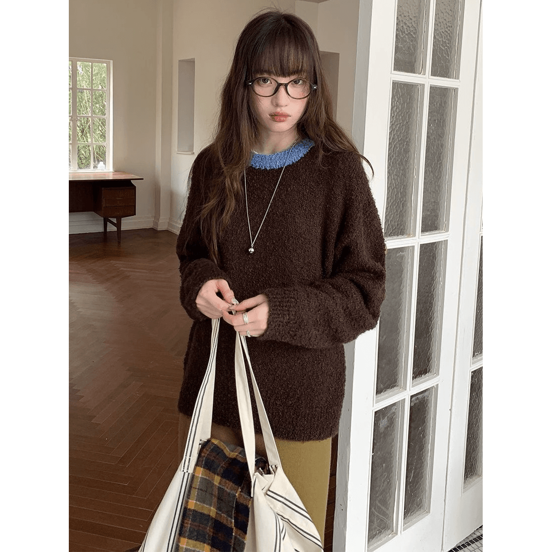 부드러운 찹쌀 질감 연령 감소 네클라인 배색 스웨터 가을 겨울 소녀 느긋한 한 부서 라운드 넥 털 니트 스웨터 맨위 이미지 5
