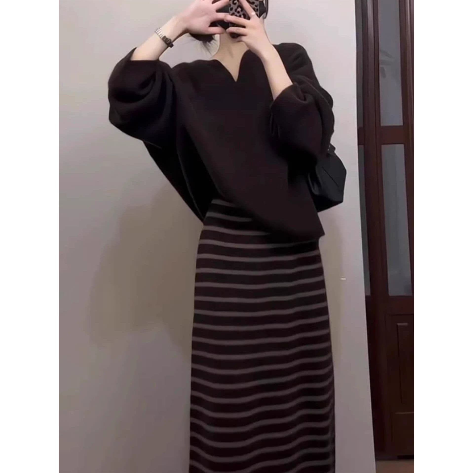 가을 겨울 새로운 그는 벤 바람 고급 레트로 단색 디자인 루즈핏 맨위 다용도 배색 반신 스커트 두 조각 여성 세트 이미지 2
