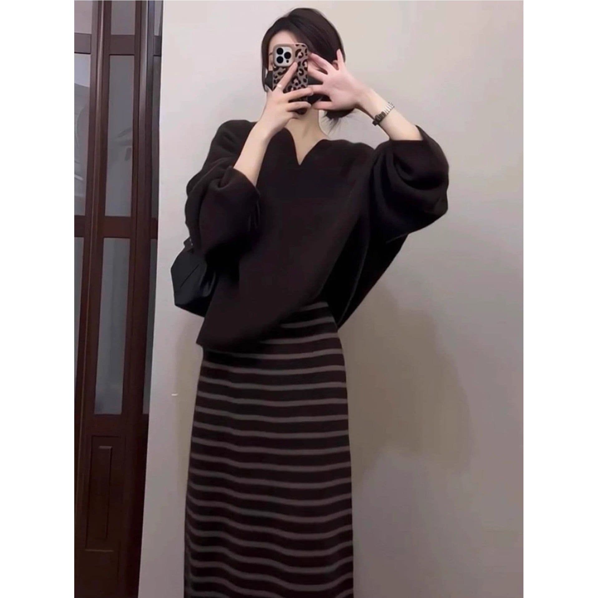 가을 겨울 새로운 그는 벤 바람 고급 레트로 단색 디자인 루즈핏 맨위 다용도 배색 반신 스커트 두 조각 여성 세트 이미지 3