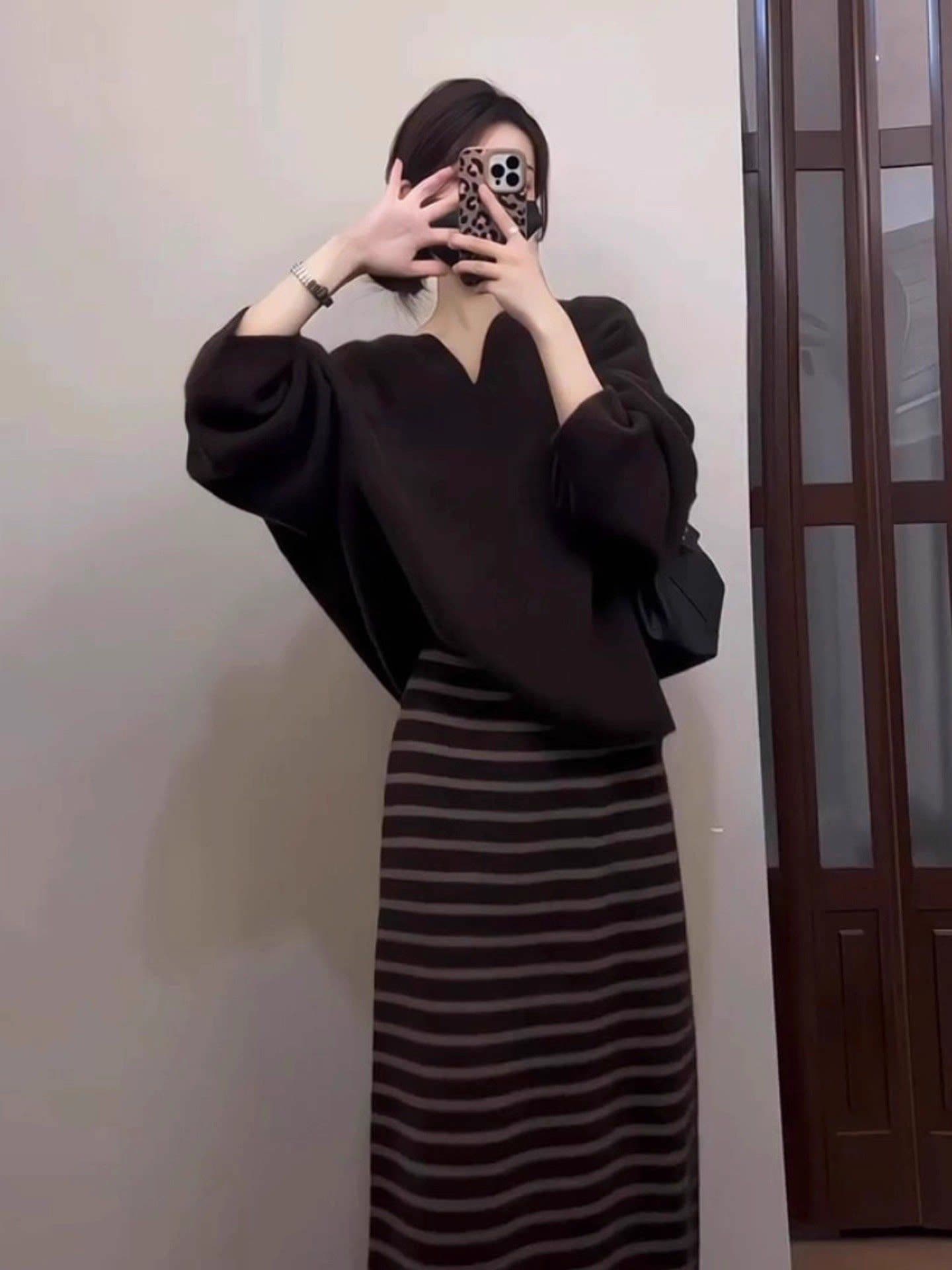 가을 겨울 새로운 그는 벤 바람 고급 레트로 단색 디자인 루즈핏 맨위 다용도 배색 반신 스커트 두 조각 여성 세트 상세 이미지 1