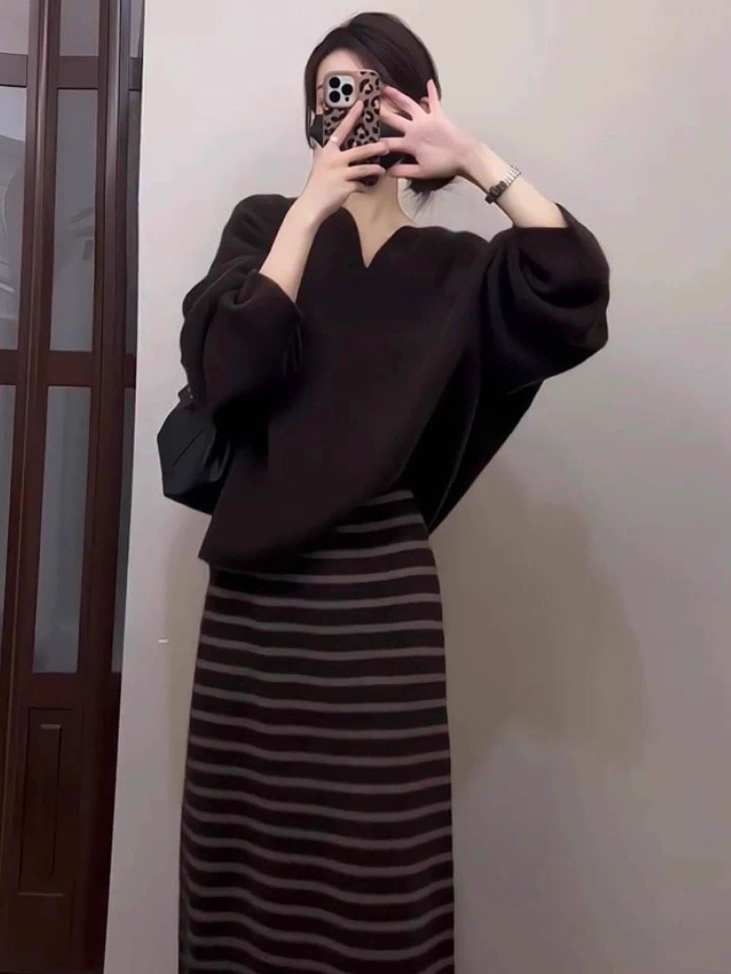 가을 겨울 새로운 그는 벤 바람 고급 레트로 단색 디자인 루즈핏 맨위 다용도 배색 반신 스커트 두 조각 여성 세트 상세 이미지 2