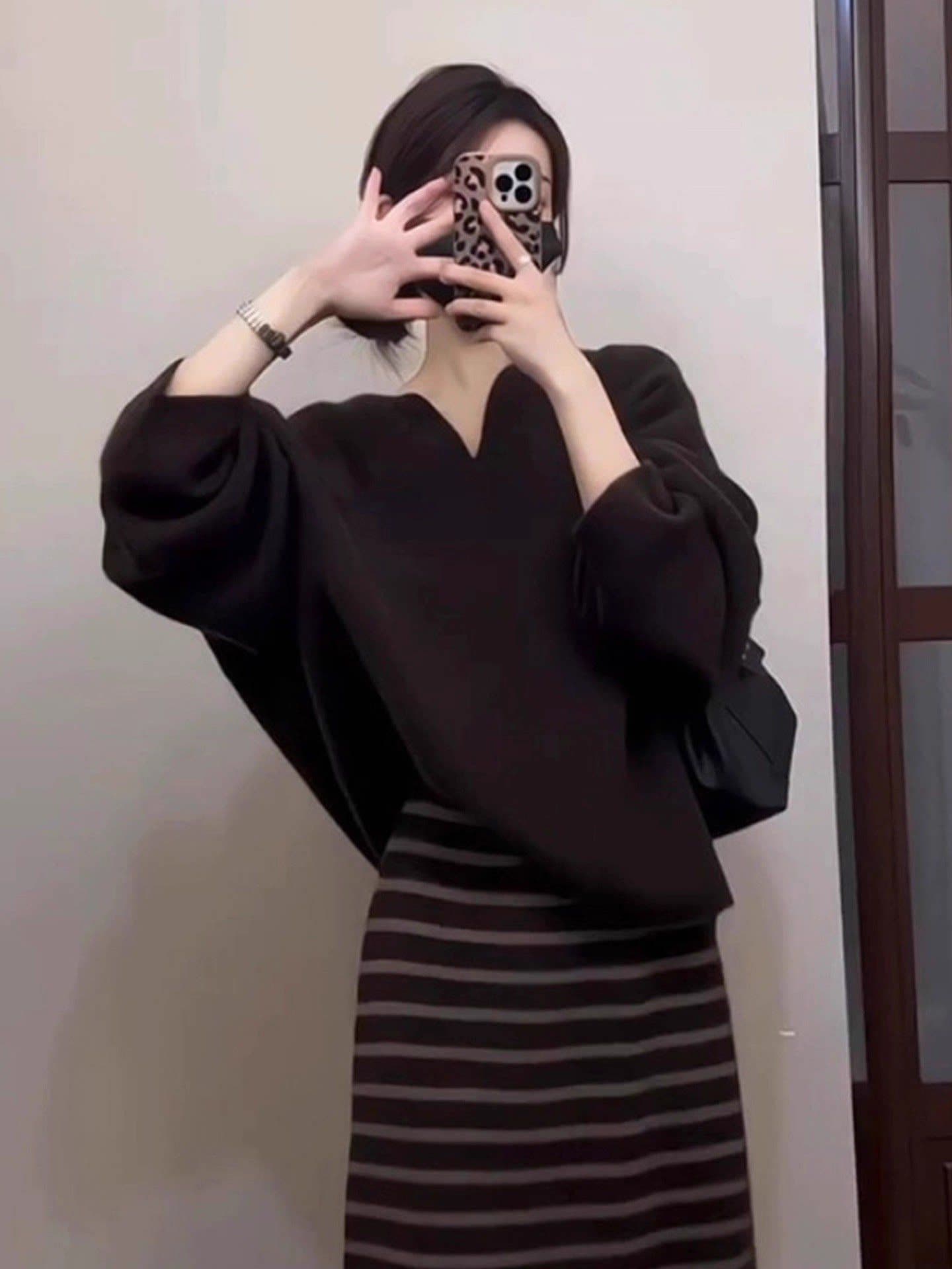가을 겨울 새로운 그는 벤 바람 고급 레트로 단색 디자인 루즈핏 맨위 다용도 배색 반신 스커트 두 조각 여성 세트 상세 이미지 4