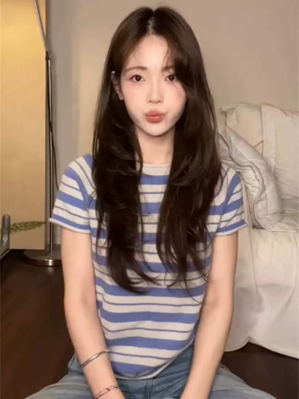 아메리칸 긍정적 인 어깨 파란색 스트라이프 반팔 티셔츠 여성 2026 여름 새로운 디자인 센스 작은 대중 몸매 가꾸기 쇼트 스타일 맨위 상세 이미지 2