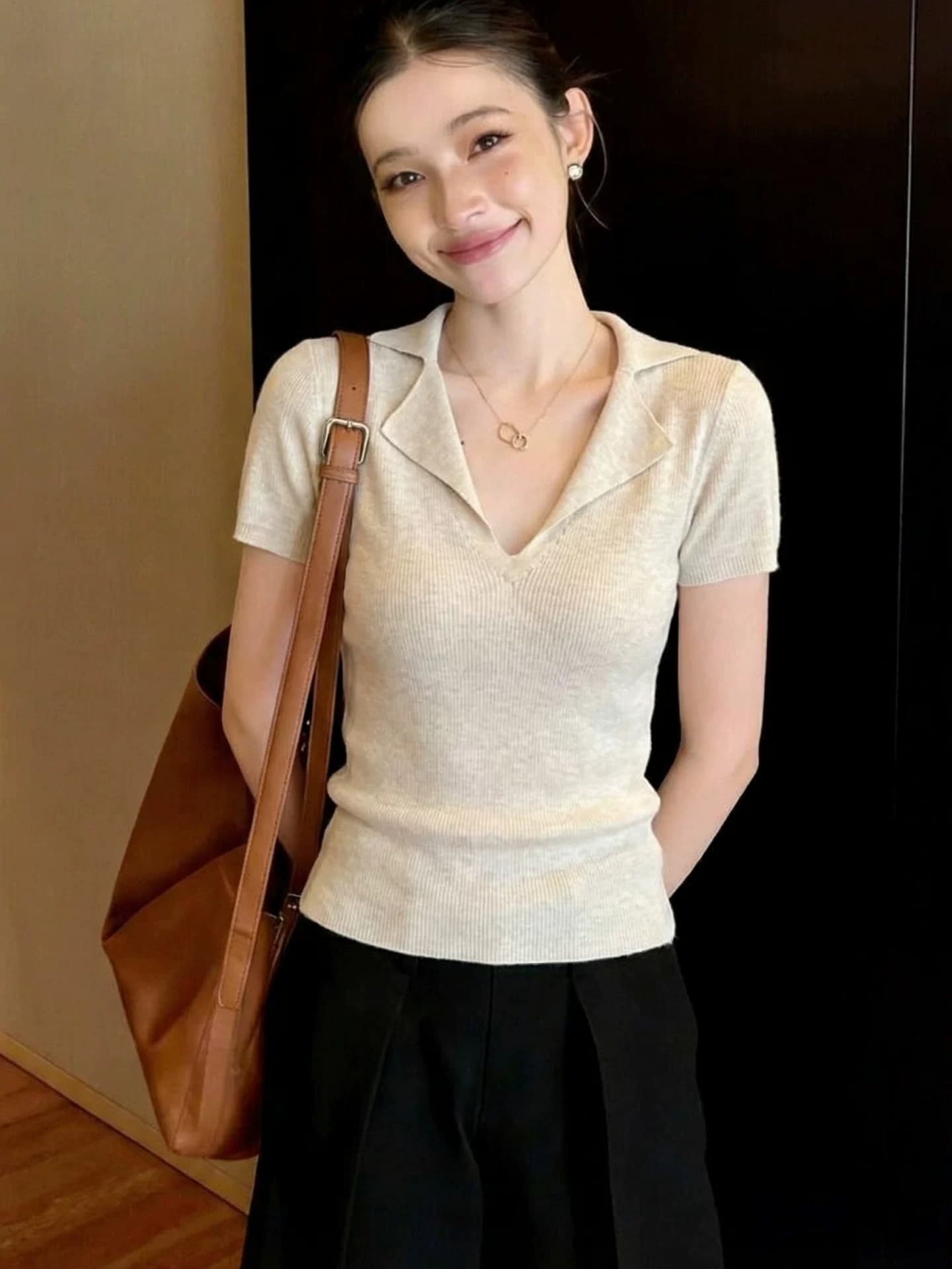 프랑스식 V넥 새로운 오래된 돈 바람 반팔 여성 긍정적 인 어깨 몸매 가꾸기 슬림해 보이는 티셔츠 여름 POLO 칼라 외국 가스 얼음 실크 맨위 이미지 4