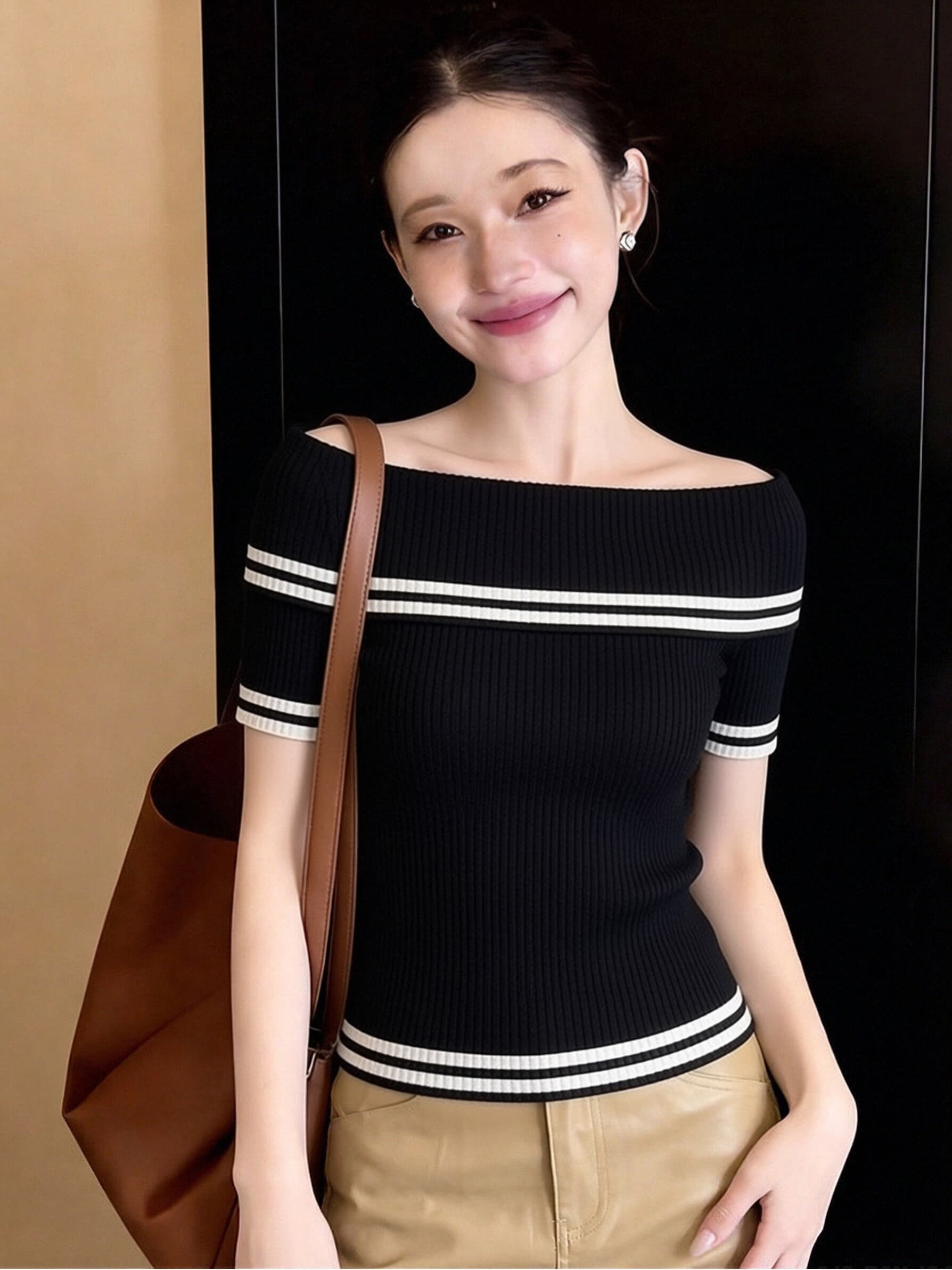 패션 검정색 오프숄더 반팔 티셔츠 여성 여름 새로운 작은 대중 디자인 센스 다용도 슬림해 보이는 연령 감소 풀오버 셔츠 상세 이미지 2
