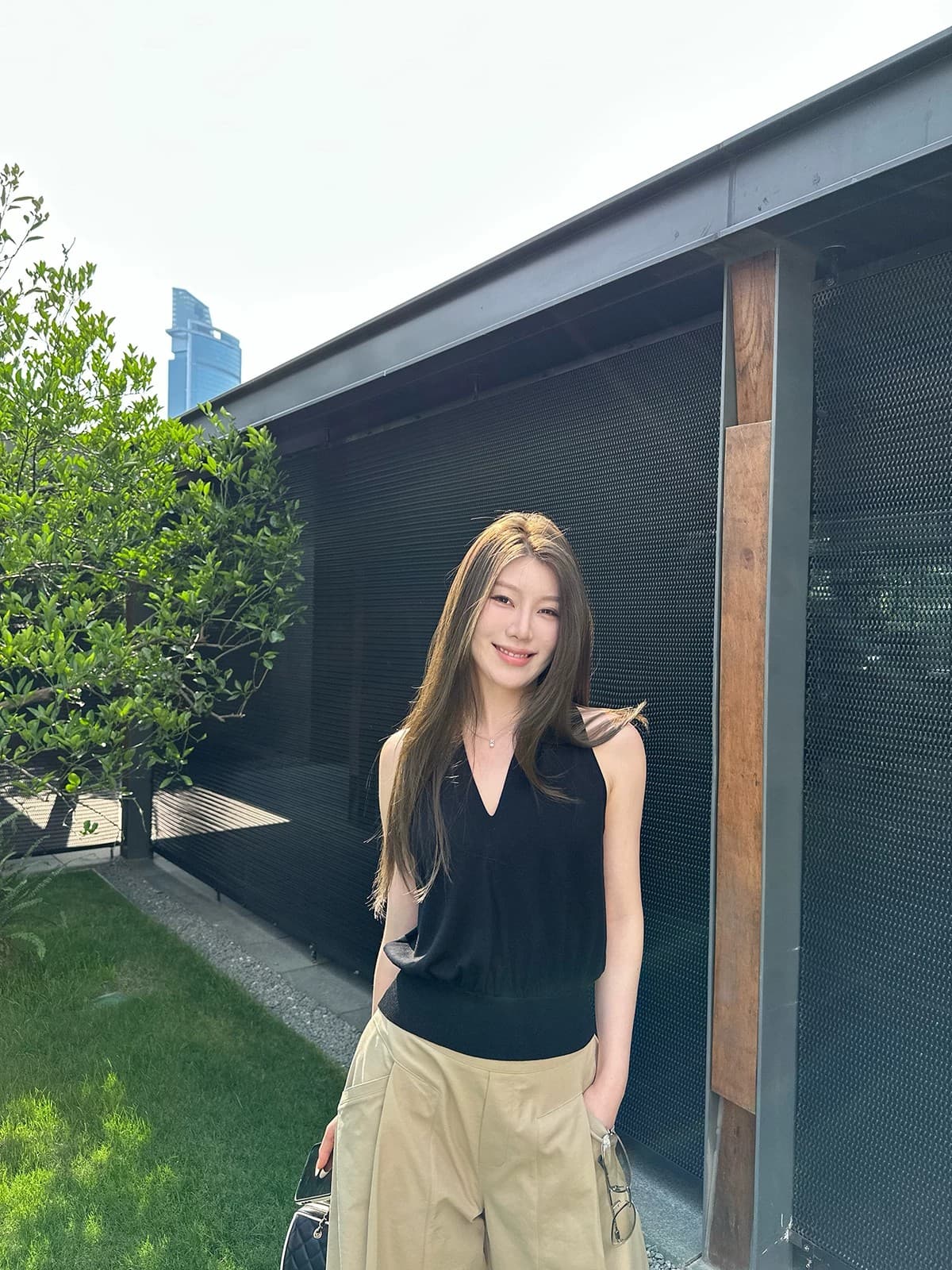 나비 보물 웃음 품질 가스 자매 전용 라인 청 하늘을 통해 실크 V넥 슬림해 보이는 품격 민소매 맨위 티셔츠 기본 셔츠 여성 여름 이미지 4