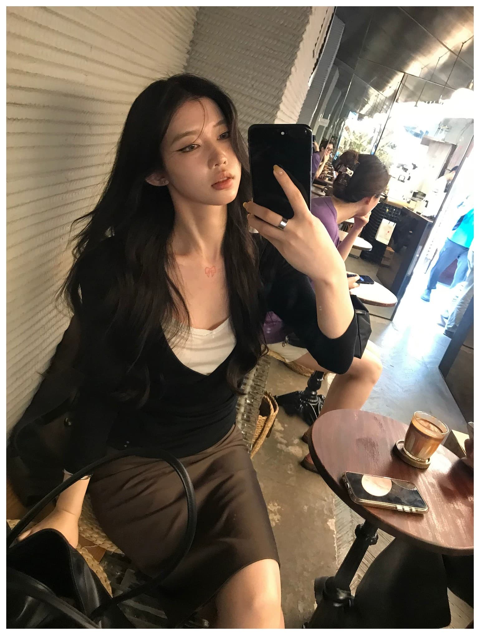 서울 이른 가을 검정색 V넥 페이크 레이어드 주간 실크 티셔츠 여성 가을 슬림해 보이는 인사이드 가져 가라. 만나는 맨위 상세 이미지 9