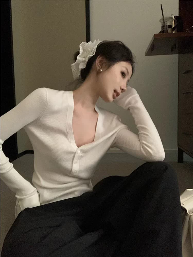 고급 오래된 돈 바람 화이트 V넥 기본 셔츠 여성 봄 가을 몸매 가꾸기 디자인 센스 낮은 네크라인 양모 인사이드 잡아라. 의류 스웨터 이미지 3
