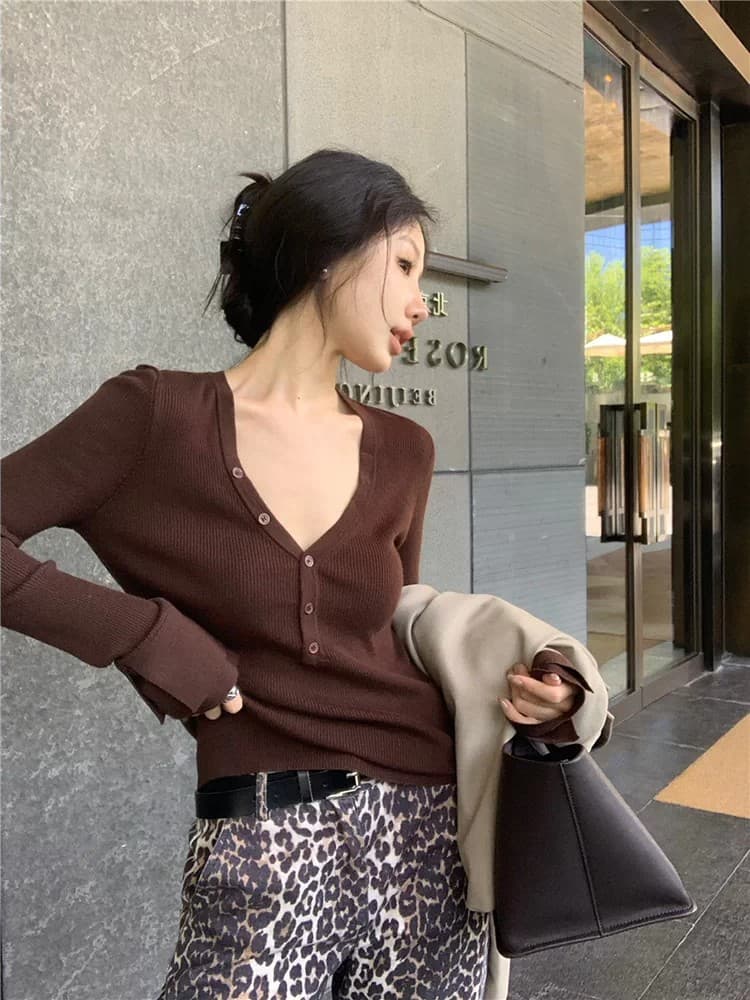 고급 오래된 돈 바람 화이트 V넥 기본 셔츠 여성 봄 가을 몸매 가꾸기 디자인 센스 낮은 네크라인 양모 인사이드 잡아라. 의류 스웨터 이미지 4