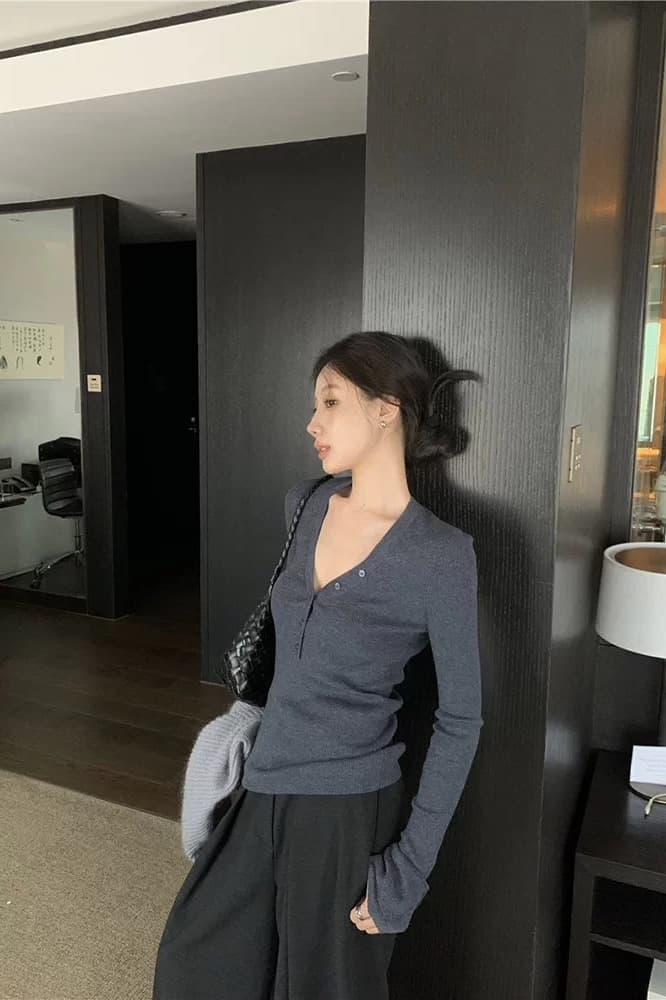 고급 오래된 돈 바람 화이트 V넥 기본 셔츠 여성 봄 가을 몸매 가꾸기 디자인 센스 낮은 네크라인 양모 인사이드 잡아라. 의류 스웨터 이미지 5
