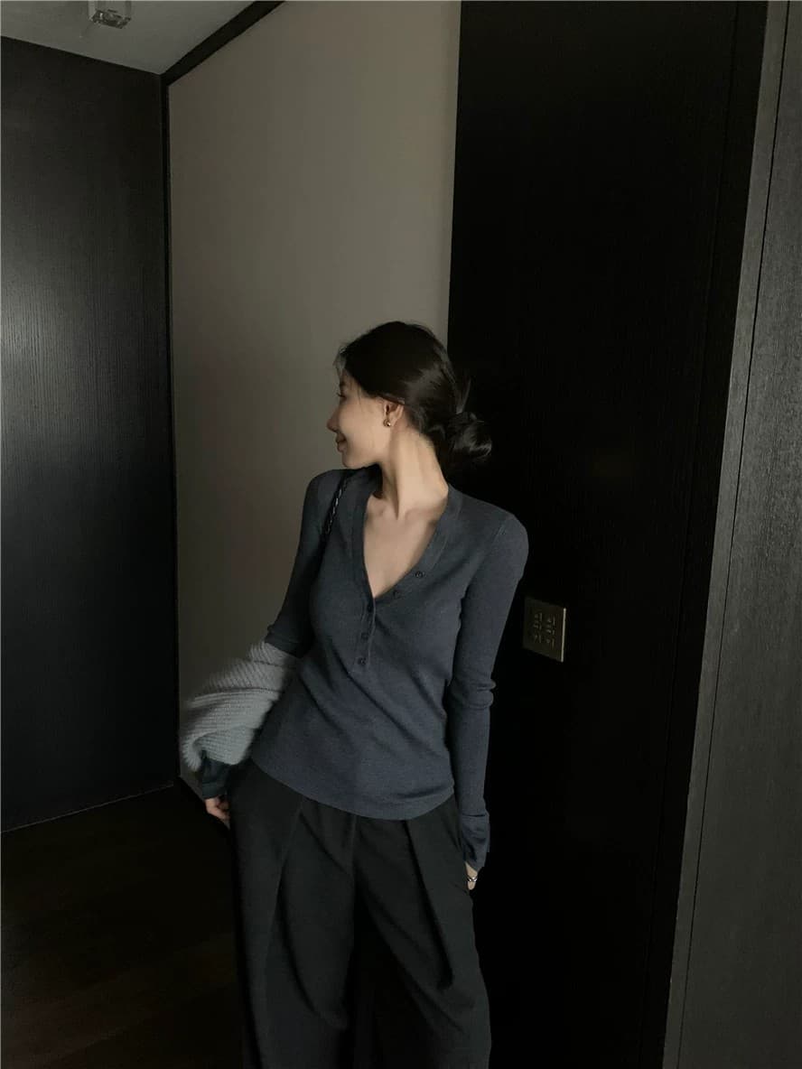 고급 오래된 돈 바람 화이트 V넥 기본 셔츠 여성 봄 가을 몸매 가꾸기 디자인 센스 낮은 네크라인 양모 인사이드 잡아라. 의류 스웨터 상세 이미지 1
