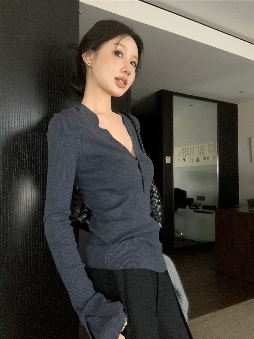 고급 오래된 돈 바람 화이트 V넥 기본 셔츠 여성 봄 가을 몸매 가꾸기 디자인 센스 낮은 네크라인 양모 인사이드 잡아라. 의류 스웨터 상세 이미지 5