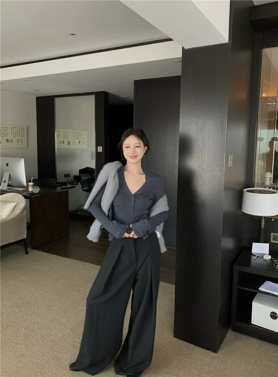 고급 오래된 돈 바람 화이트 V넥 기본 셔츠 여성 봄 가을 몸매 가꾸기 디자인 센스 낮은 네크라인 양모 인사이드 잡아라. 의류 스웨터 상세 이미지 7