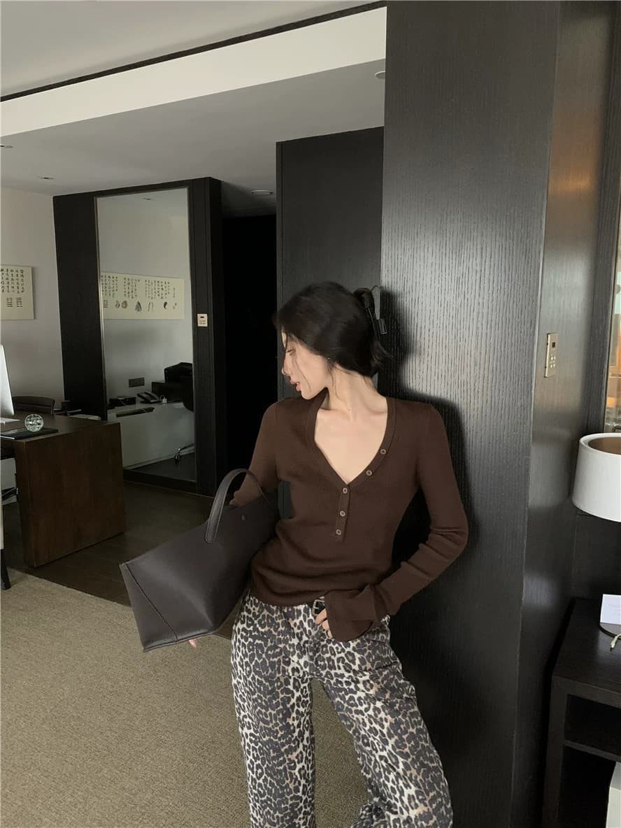 고급 오래된 돈 바람 화이트 V넥 기본 셔츠 여성 봄 가을 몸매 가꾸기 디자인 센스 낮은 네크라인 양모 인사이드 잡아라. 의류 스웨터 상세 이미지 11