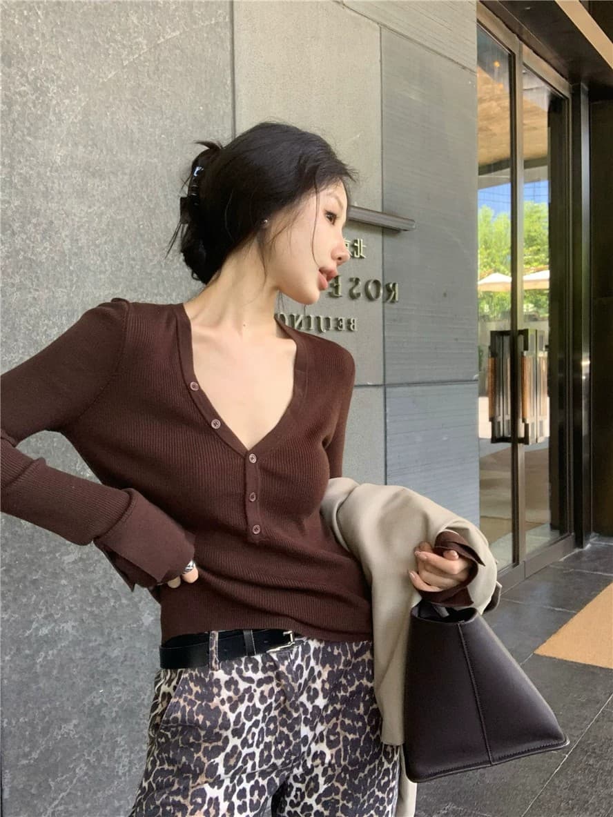 고급 오래된 돈 바람 화이트 V넥 기본 셔츠 여성 봄 가을 몸매 가꾸기 디자인 센스 낮은 네크라인 양모 인사이드 잡아라. 의류 스웨터 상세 이미지 13