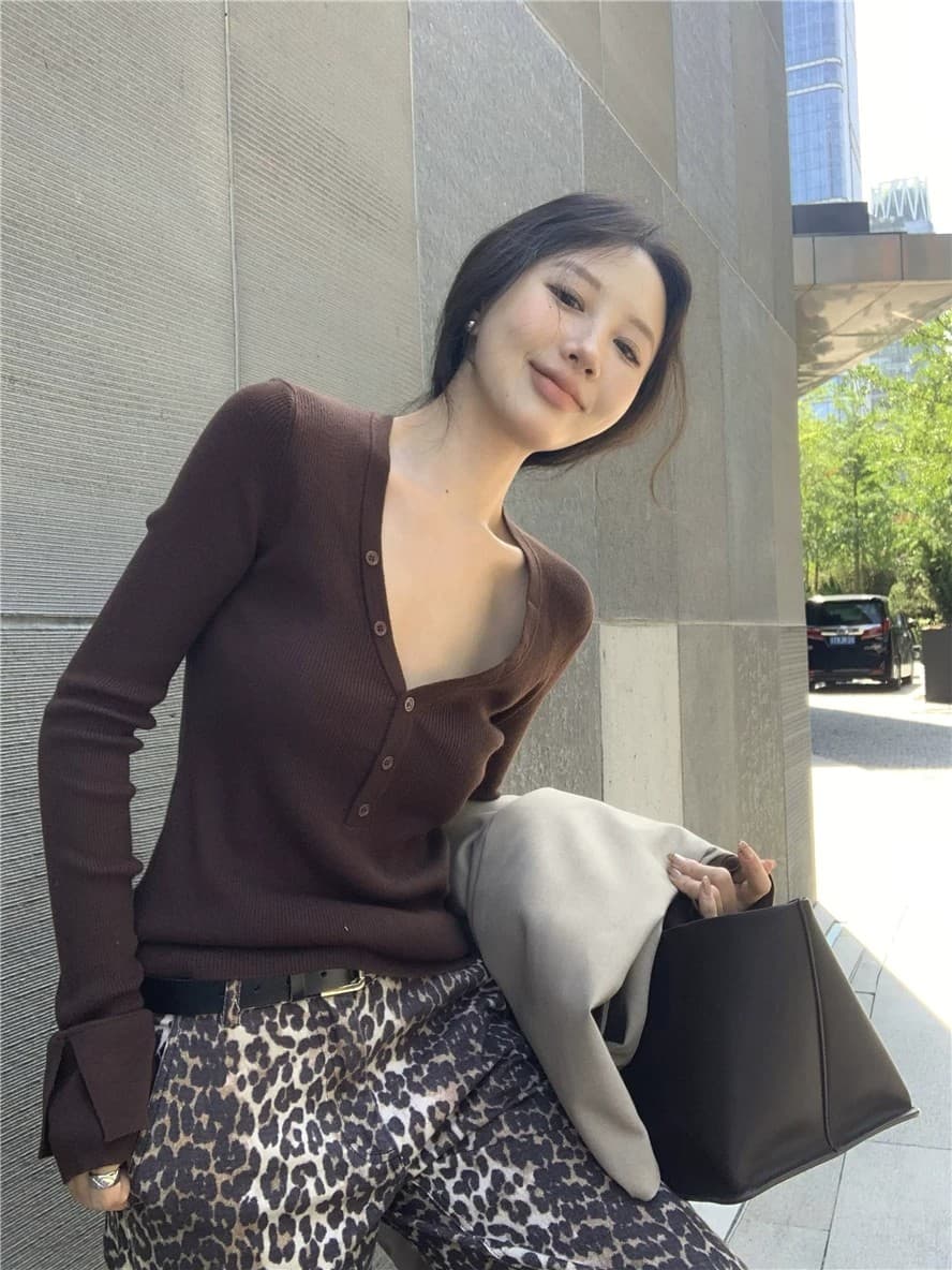 고급 오래된 돈 바람 화이트 V넥 기본 셔츠 여성 봄 가을 몸매 가꾸기 디자인 센스 낮은 네크라인 양모 인사이드 잡아라. 의류 스웨터 상세 이미지 14
