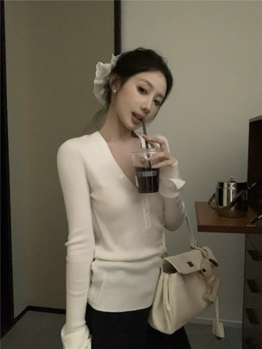 고급 오래된 돈 바람 화이트 V넥 기본 셔츠 여성 봄 가을 몸매 가꾸기 디자인 센스 낮은 네크라인 양모 인사이드 잡아라. 의류 스웨터 상세 이미지 19