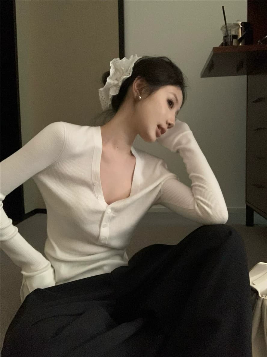 고급 오래된 돈 바람 화이트 V넥 기본 셔츠 여성 봄 가을 몸매 가꾸기 디자인 센스 낮은 네크라인 양모 인사이드 잡아라. 의류 스웨터 상세 이미지 22