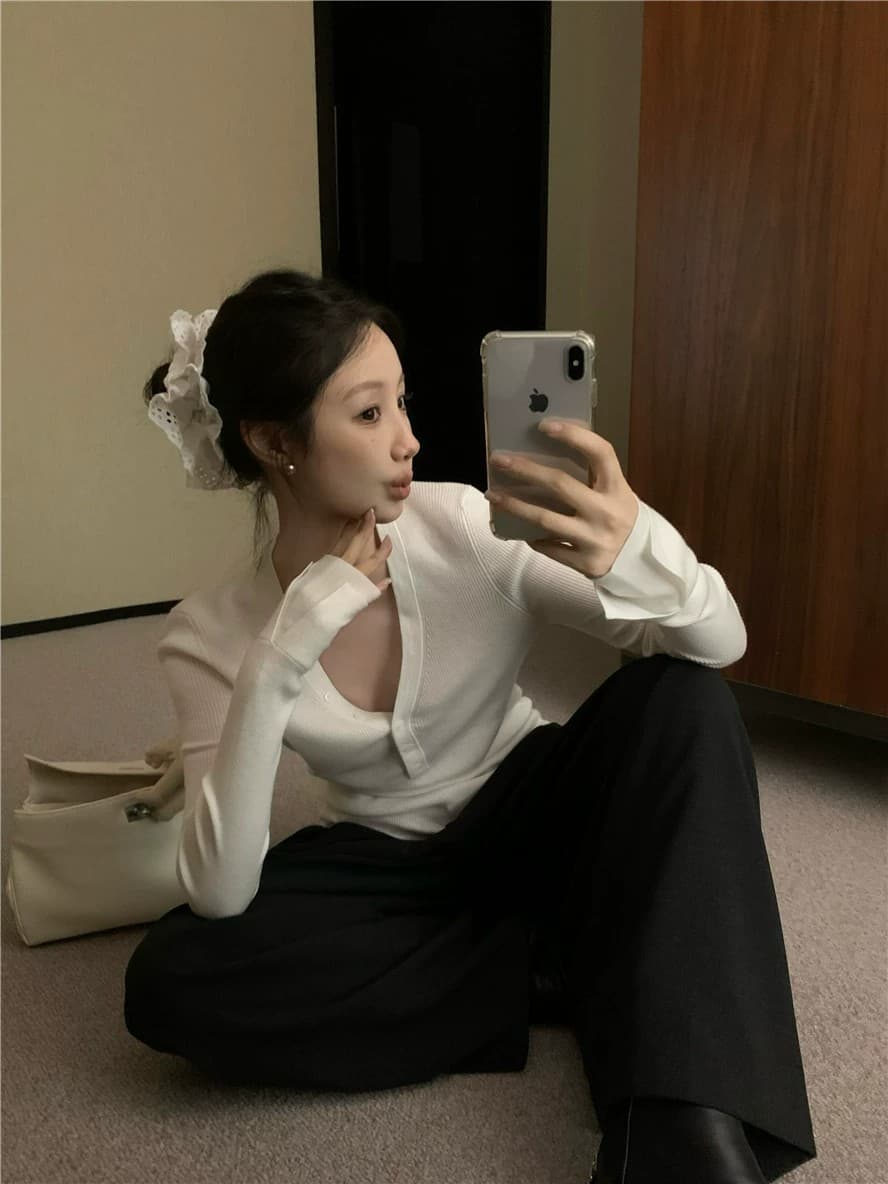 고급 오래된 돈 바람 화이트 V넥 기본 셔츠 여성 봄 가을 몸매 가꾸기 디자인 센스 낮은 네크라인 양모 인사이드 잡아라. 의류 스웨터 상세 이미지 23
