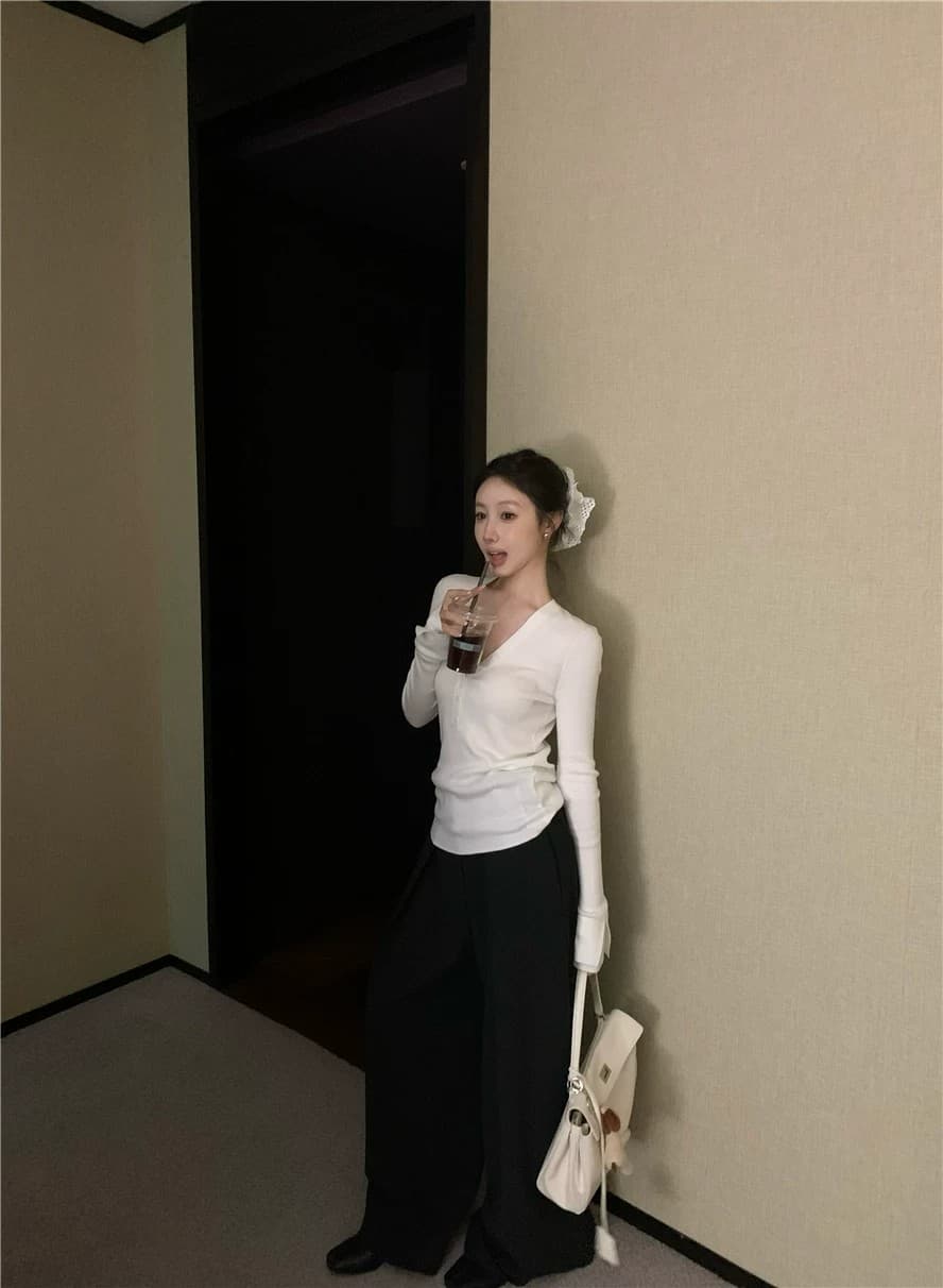 고급 오래된 돈 바람 화이트 V넥 기본 셔츠 여성 봄 가을 몸매 가꾸기 디자인 센스 낮은 네크라인 양모 인사이드 잡아라. 의류 스웨터 상세 이미지 25