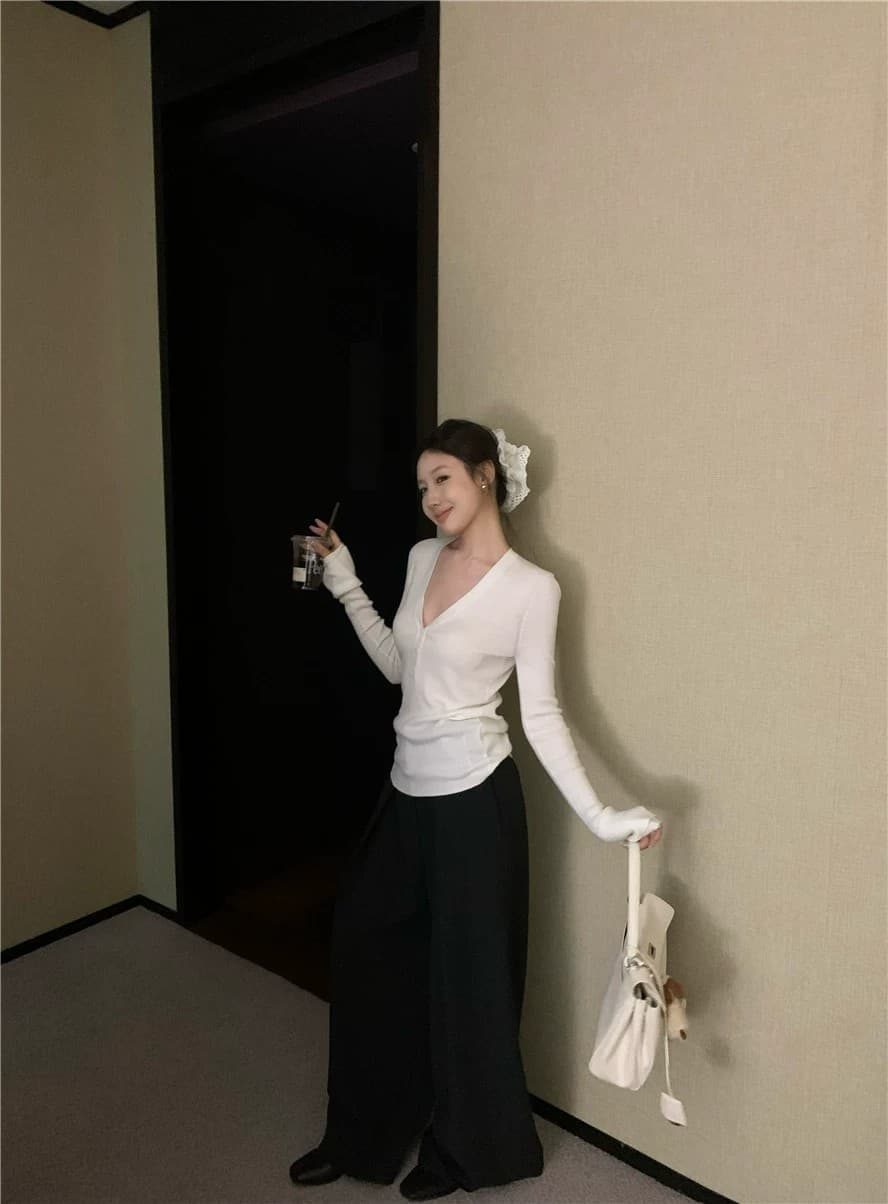 고급 오래된 돈 바람 화이트 V넥 기본 셔츠 여성 봄 가을 몸매 가꾸기 디자인 센스 낮은 네크라인 양모 인사이드 잡아라. 의류 스웨터 상세 이미지 26