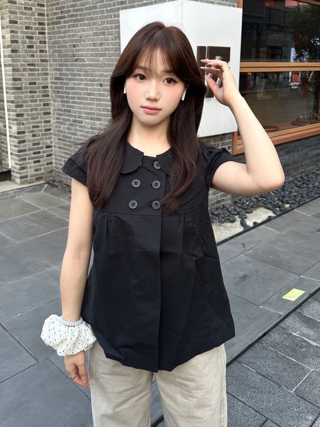 일본식 검정색 베이비 칼라 반팔 셔츠 여성 레저 쇼트 스타일 슬림해 보이는 이중 버튼 작은 셔츠 맨위 상세 이미지 2