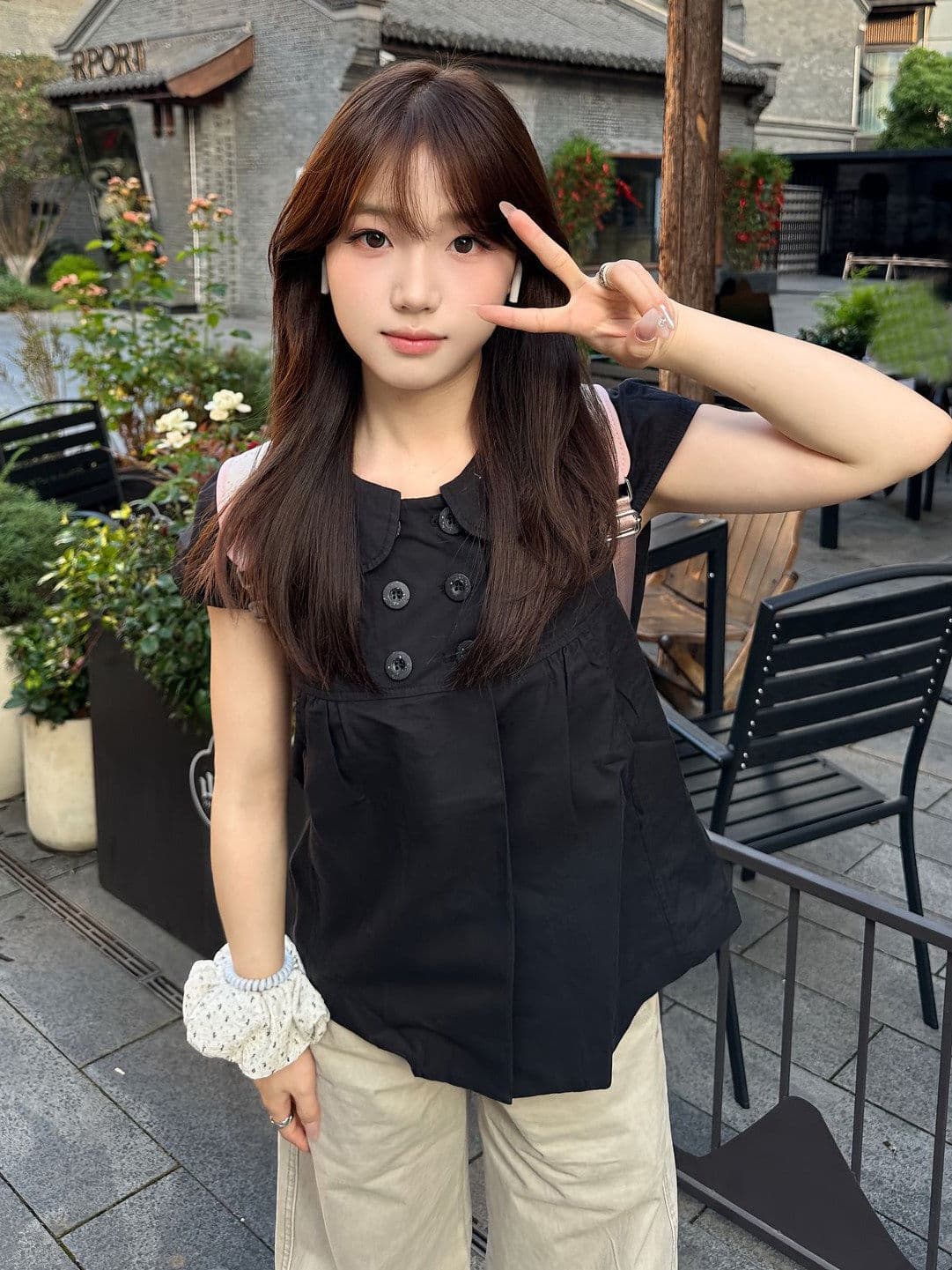 일본식 검정색 베이비 칼라 반팔 셔츠 여성 레저 쇼트 스타일 슬림해 보이는 이중 버튼 작은 셔츠 맨위 상세 이미지 4