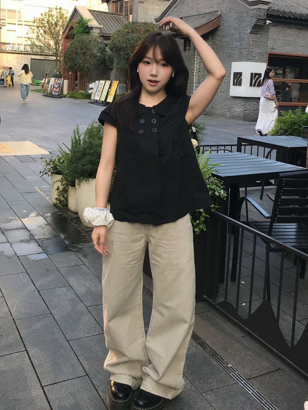 일본식 검정색 베이비 칼라 반팔 셔츠 여성 레저 쇼트 스타일 슬림해 보이는 이중 버튼 작은 셔츠 맨위 상세 이미지 5